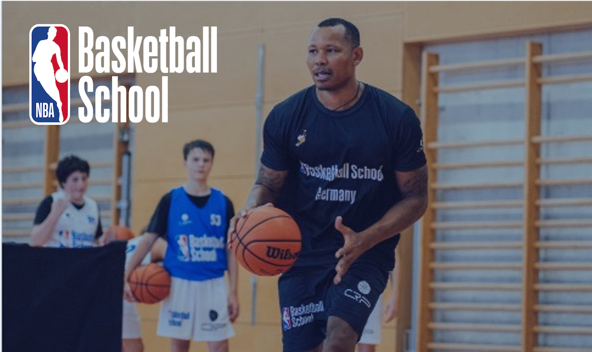 Ex-NBA-Spieler Alex Acker beim Dribbling mit Teilnehmern der NBA Basketball School Skill Clinic
